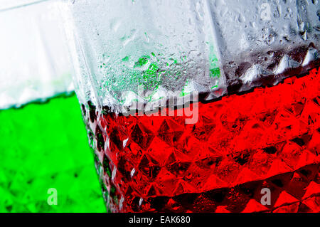 Libre de quelques verres avec des boissons de différentes couleurs dans un club Banque D'Images