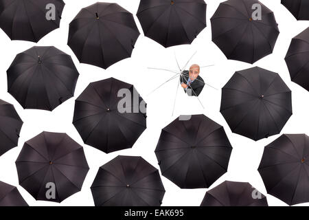 Portrait à l'ancienne non protégés chez les parapluies parapluie noir isolé en blanc Banque D'Images