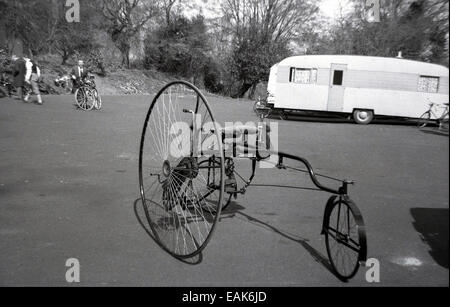 Années 1960, historique, montre un vieil anglais location, faites @1880. Un tricycle avec une grande roue et deux petites roues. Une machine mais présentait certains avantages d'être plus facile à monter qu'un Penny Farthing et avait une conduite plus souple. Banque D'Images