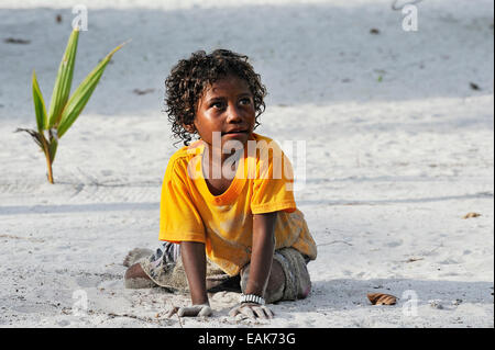 Fille Local jouant dans le sable, Arborek, Raja Ampat, Papouasie occidentale, en Indonésie Banque D'Images