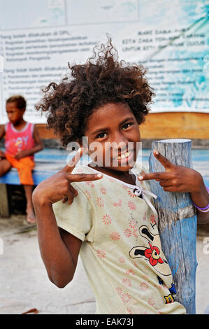 Enfant de la région, Arborek, Raja Ampat, Papouasie occidentale, en Indonésie Banque D'Images