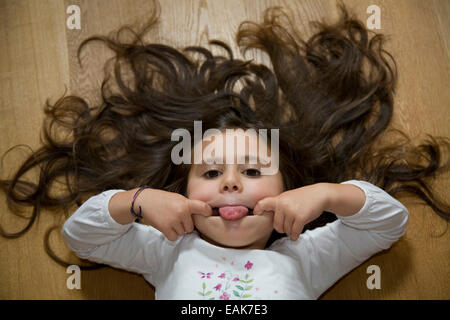 Portrait de jeune fille allongée sur le dos Banque D'Images