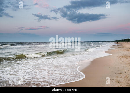 Coucher de soleil sur la mer Baltique dans le district de Karlikowo à Sopot, Pologne Banque D'Images