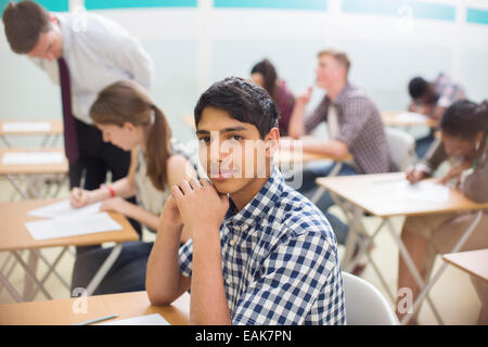 Portrait of student durant son examen GCSE Banque D'Images