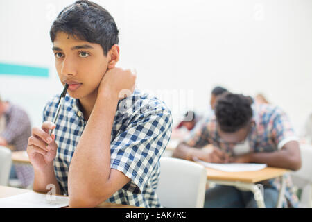 Portrait d'étudiant pensif durant son examen GCSE Banque D'Images