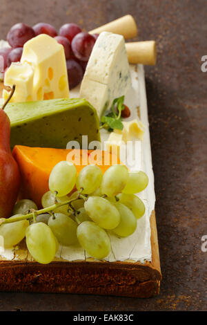 Plateau de fromages avec différents types de fromage et raisins Banque D'Images