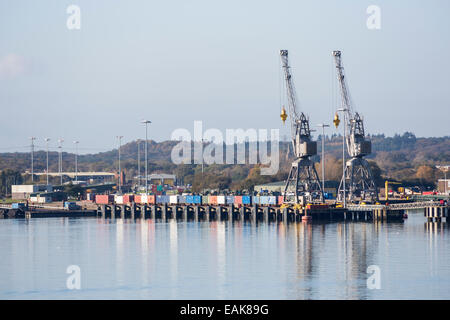 L'industrie de la navigation commerciale : les grues et les conteneurs et conteneurs empilés au bord des quais de Southampton, Hampshire, Royaume-Uni Banque D'Images