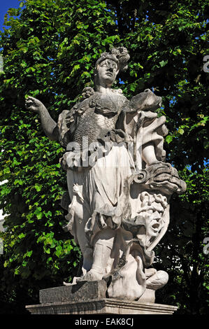 Balustrade statue de la déesse Athéna, 1689, jardins du palais Schloss Mirabell Palace, Salzburg, Salzbourg, Autriche Etat Banque D'Images