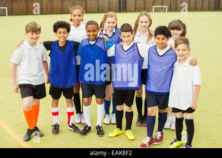 Portrait de groupe d'enfants portant des uniformes de sport à l'école de sport permanent Banque D'Images