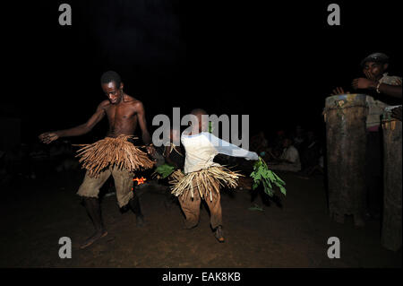 Les Pygmées Bakola de personnes célébrant avec chants et danse, la nuit, Manaya, région Sud, Cameroun Banque D'Images