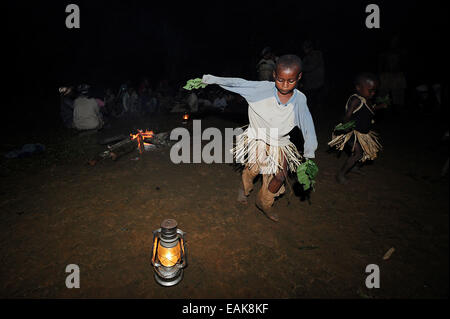 Les Pygmées Bakola de personnes célébrant avec chants et danse, la nuit, Manaya, région Sud, Cameroun Banque D'Images