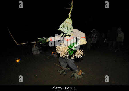 Les Pygmées Bakola de personnes célébrant avec chants et danse, la nuit, Manaya, région Sud, Cameroun Banque D'Images