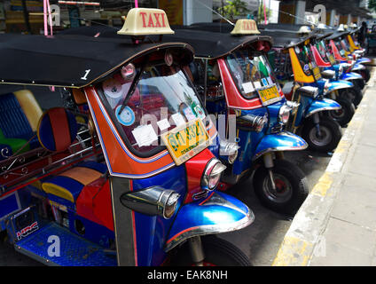 Rangée de tuk-tuks, Bangkok, Thaïlande Banque D'Images