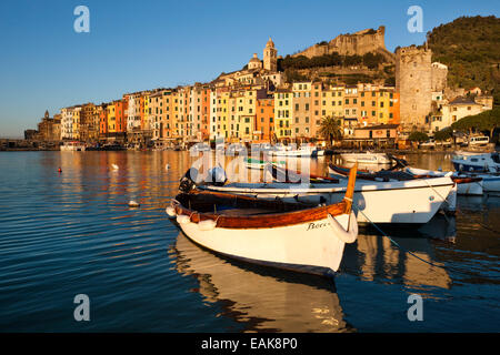 Bateaux de pêche dans le port, en face du centre-ville historique de Porto Venere, Site du patrimoine culturel mondial de l'UNESCO Banque D'Images