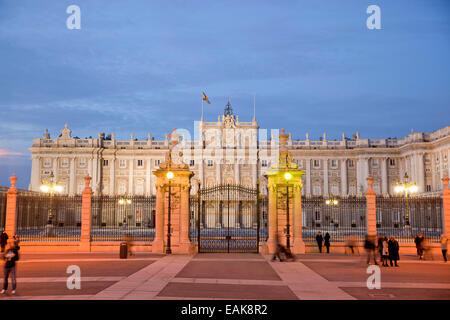 Palacio Real ou Palais Royal, de la Plaza de la Armeria square, éclairé, Madrid, Espagne Banque D'Images