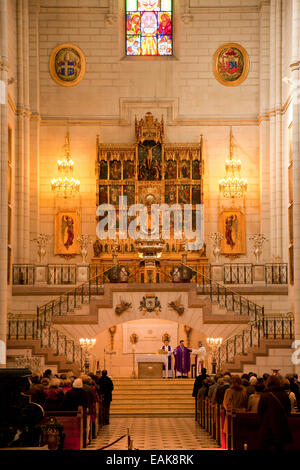 Le culte, la cathédrale Almudena ou Catedral de Santa María la Real de la Almudena de Madrid, Madrid, Espagne Banque D'Images