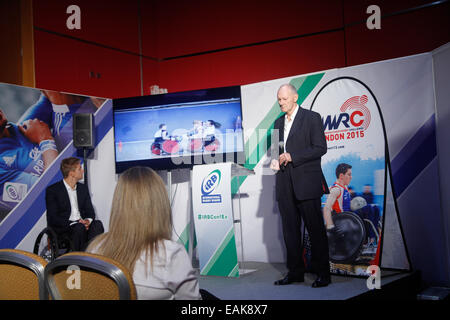 Londres, Royaume-Uni. 17 novembre 2014. David Pond, chef de la Grande-Bretagne le rugby en fauteuil roulant présente une vidéo sur le sport comme Steve Brown, le capitaine de l'équipe Go montres sur au cours de l'IRB Rugby World Conference and Exhibition à Londres. Credit : Elsie Kibue/Alamy Live News Banque D'Images