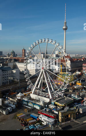 Une roue géante est vu à la marché de Noël devant le centre commercial Alexa sur l'Alexander Platz à Berlin, Allemagne, 17 novembre 2014. La Cathédrale de Berlin, l'Hôtel de ville rouge et la tour de télévision sont vus dans l'arrière-plan. L'Alexa Marché de Noël se déroule du 24 novembre au 28 décembre 2014. Photo : Matthias Balk/dpa Banque D'Images