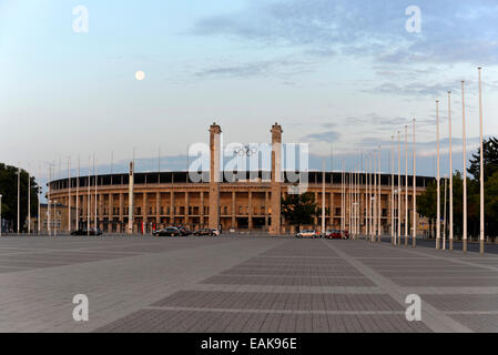 Stade olympique de Berlin par l'architecte Werner Mars 1936, avec la restauration de la construction du toit par Gerkan, Marg et partenaires 2004 Banque D'Images