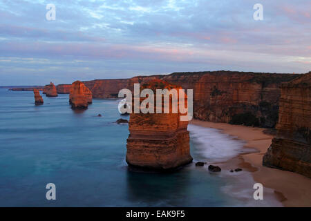 Lever du soleil sur les douze apôtres, vu de la Great Ocean Road, Port Campbell National Park, Victoria, Australie Banque D'Images