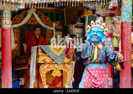 Danse des masques rituels des moines, décrivant articles depuis les débuts du bouddhisme, au cours du Festival Hemis, Hemis, Ladakh Banque D'Images