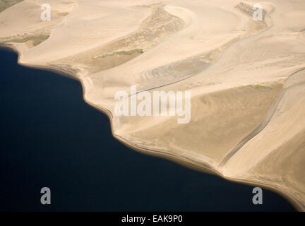 Désert du Namib et l'océan Atlantique, vue aérienne, Namib-Skeleton Coast National Park, près de Walvis Bay, en Namibie Banque D'Images