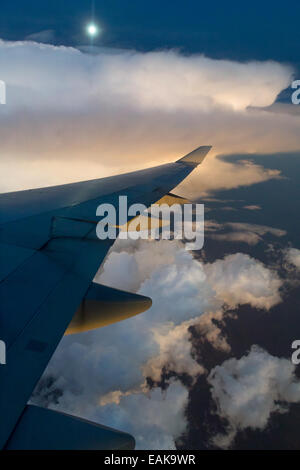 Vue depuis un Boeing 747-400 d'une tempête/à la pleine lune, de l'Australie Banque D'Images