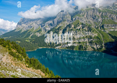 Oeschinen Lake dans un site du patrimoine naturel mondial de l'UNESCO des Alpes suisses, Kandersteg, Oberland Bernois, Canton de Berne Banque D'Images