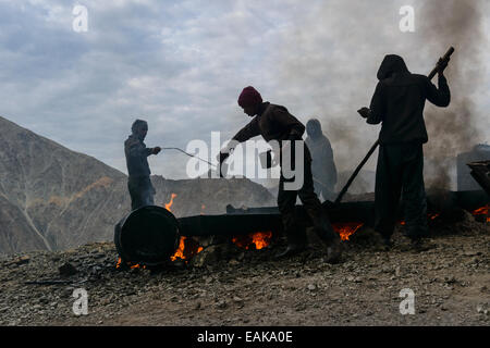 Travaux de construction de routes, fait dans de très mauvaises conditions pour les travailleurs, Leh, Ladakh, le Jammu-et-Cachemire, l'Inde Banque D'Images