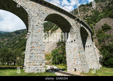 Viaduc circulaire de Brusio, chemin de fer rhétique, Bernina Express, Grisons, Canton des Grisons, Suisse Banque D'Images