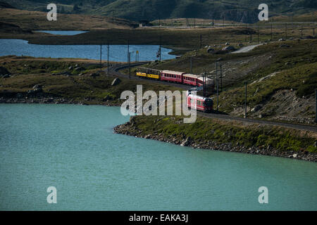 Bernina Express, Raethische Bahn, au Lago Bianco réservoir, près de Poschiavo, Canton des Grisons, Suisse Banque D'Images