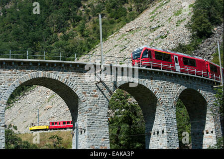 Viaduc circulaire de Brusio, chemin de fer rhétique, Bernina Express, Grisons, Canton des Grisons, Suisse Banque D'Images