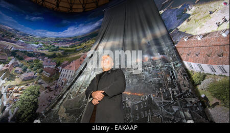 Yadegar Asisi artiste Panorama au cours d'une conférence de presse présentant son test d'impression du nouveau panorama à 360 degrés 'Dresden 1945 - tragédie et l'espoir d'une ville européenne" au Panometer à Dresde, Allemagne, 17 novembre 2014. Asisi trié les 6 mètres de large et 26 mètres de long morceaux et donne des informations sur le concept et le design. L'ouverture de la nouvelle exposition est de 24 janvier 2015. Photo : ARNO BURGI/dpa Banque D'Images