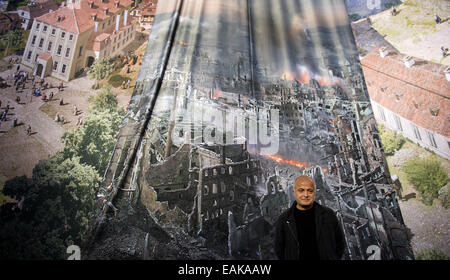Yadegar Asisi artiste Panorama au cours d'une conférence de presse présentant son test d'impression du nouveau panorama à 360 degrés 'Dresden 1945 - tragédie et l'espoir d'une ville européenne" au Panometer à Dresde, Allemagne, 17 novembre 2014. Asisi trié les 6 mètres de large et 26 mètres de long morceaux et donne des informations sur le concept et le design. L'ouverture de la nouvelle exposition est de 24 janvier 2015. Photo : ARNO BURGI/dpa Banque D'Images