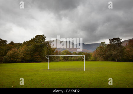 Terrain de football en automne avec des montagnes derrière et des arbres, saison de football d'hiver mauvais temps, Lake district Angleterre, terrain de football vide, but vide Banque D'Images