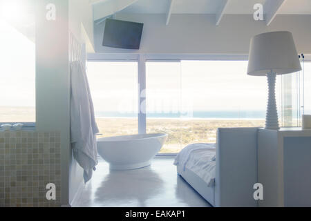 Chambre à coucher moderne blanc intérieur avec grande baignoire lit Banque D'Images