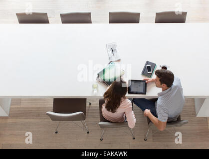 Portrait de couple using tablet pc in dining room Banque D'Images