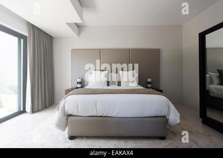 Blanc et beige moderne chambre à coucher avec lit double Banque D'Images