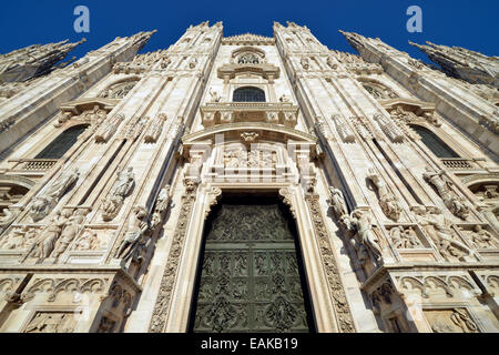 La porte principale en bronze avec des scènes de la vie de Marie, sculpteur Lodovico Pogliaghi, façade ouest de la cathédrale de Milan ou Duomo di Banque D'Images