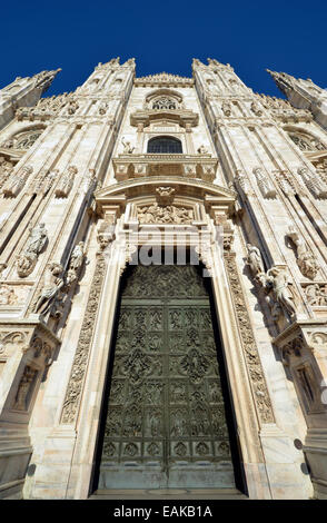 La porte principale en bronze avec des scènes de la vie de Marie, sculpteur Lodovico Pogliaghi, façade ouest de la cathédrale de Milan ou Duomo di Banque D'Images