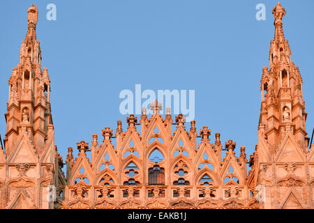 Guglie, les tours de la façade ouest de la cathédrale de Milan ou Duomo di Santa Maria Nascente, dans la lumière du soir, Milan, Lombardie Banque D'Images