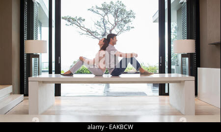 Couple sitting on table Banque D'Images