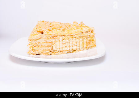 Dwssert : morceau de gâteau sur fond blanc Banque D'Images