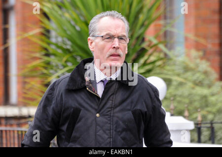 Belfast, Irlande du Nord. 17 novembre, 2014. Du Sinn Fein Gerry Kelly arrive sur les lieux où un mortier qui a été tiré sur un Landrover PSNI tard hier soir d'Ardoyne mais n'a pas explosé. Crédit : Stephen Barnes/Alamy Live News Banque D'Images