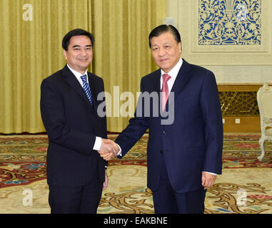 (141117) -- BEIJING, 17 novembre 2014 (Xinhua) -- Liu Yunshan (R), un membre du Comité permanent du Bureau politique du Parti communiste chinois (PCC) et secrétaire du Comité central du Secrétariat du Comité central du PCC, rencontre avec Abhisit Vejjajiva, chef du Parti démocrate de la Thaïlande et de l'ancien premier ministre, à Beijing, capitale de Chine, le 17 novembre 2014. Abhisit Vejjajiva est à la tête d'une délégation du Parti démocrate en visite en Chine. (Xinhua/Zhang Duo)(wjq) Banque D'Images