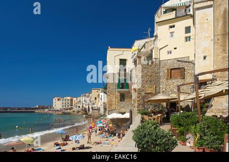 Maisons sur la plage, Cefalù, Province de Palerme, Sicile, Italie Banque D'Images