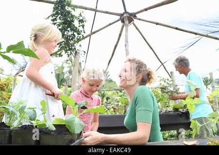 Deux femmes travaillant dans les émissions avec les filles Banque D'Images