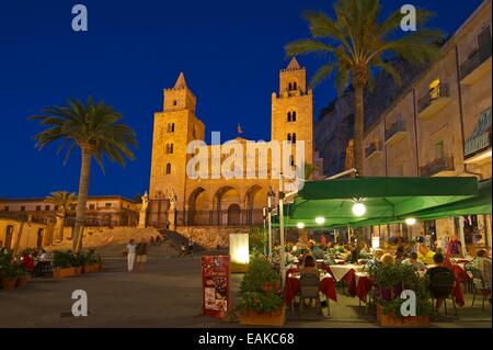 Restaurants sur la Piazza Duomo Square dans la soirée, de la Cathédrale Saint Sauveur, Basilica Cattedrale del Santissimo Banque D'Images