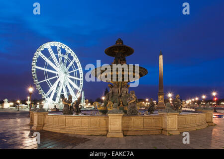 Fontaine sur la Place de la Concorde place en face d'une grande roue et d'un obélisque, Paris, Ile-de-France, France Banque D'Images