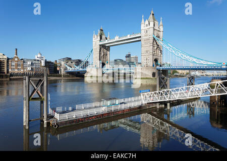 Vue depuis la jetée de St Katherine Tower Bridge à City Hall, Londres, Angleterre, Royaume-Uni Banque D'Images